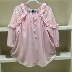 💕💕💕 Dainty lace and ruffle blouse